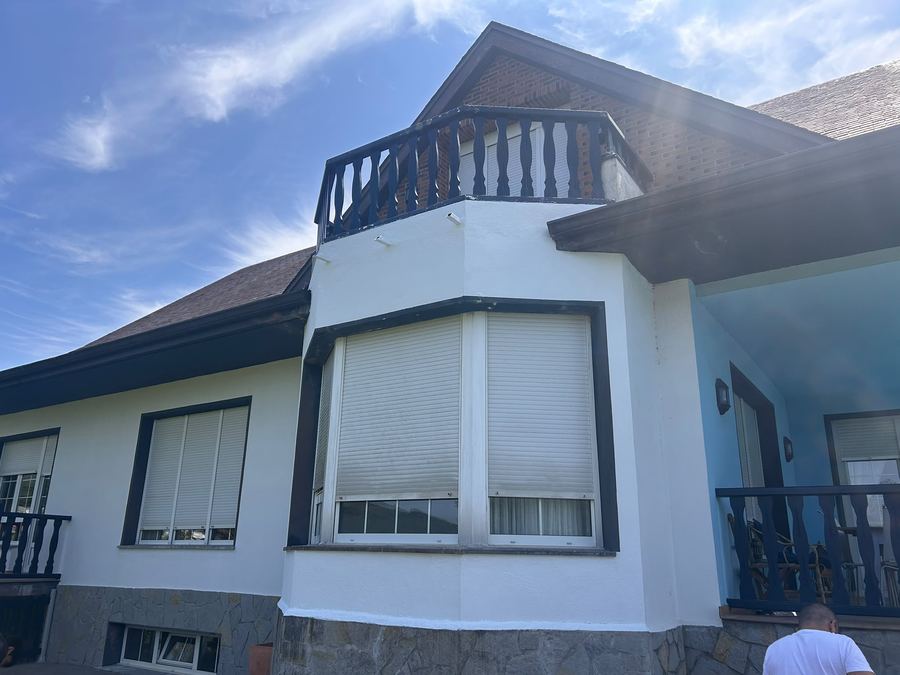 Fachada de chalet recién pintada
