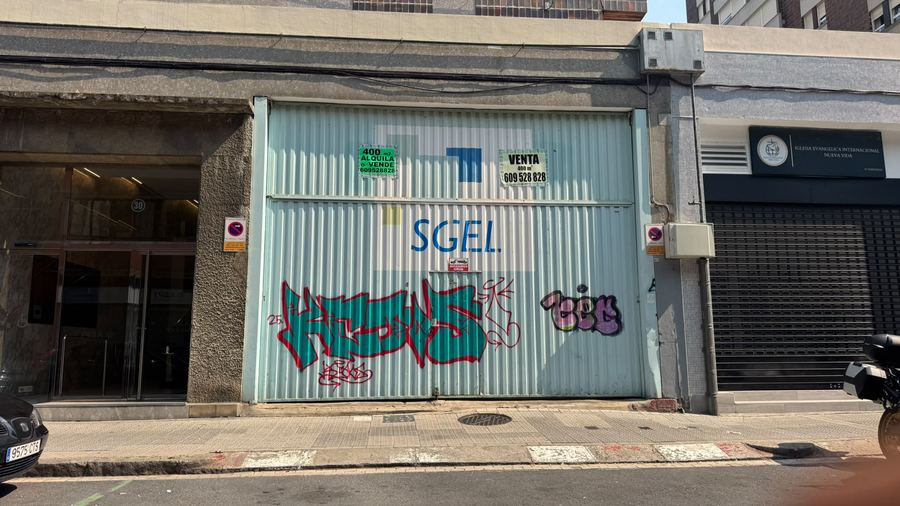 Puerta de local con grafitis